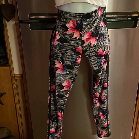 ‼️Free with Purchase‼️ Floral Leggings 🌺💜🦋 - Picture 4 of 13